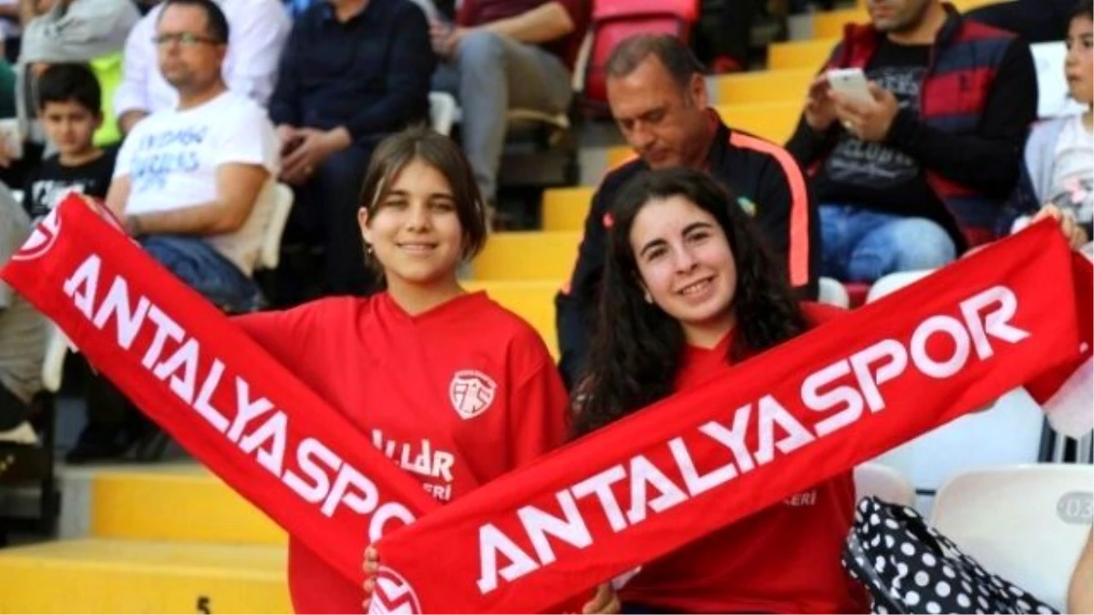 Büyük Antalyaspor Derneği, 150 Çocuğu Maça Götürdü