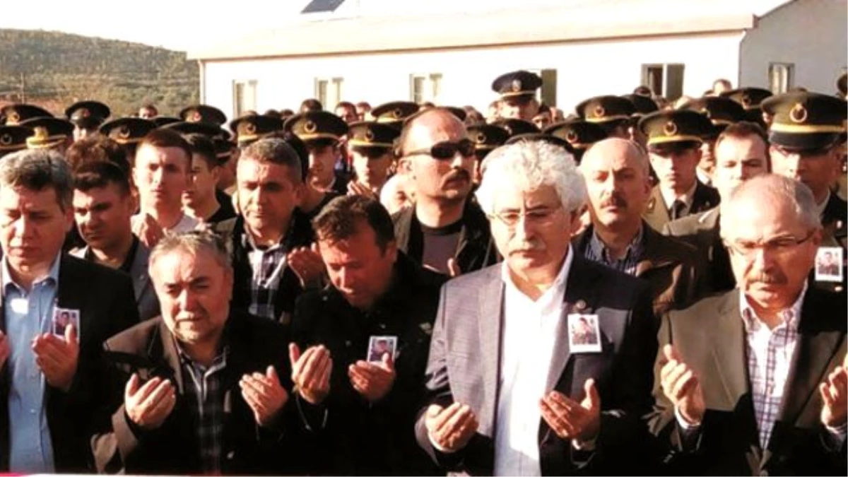CHP\'li Vekil, Şehit Cenazesinde Yumruklu Saldırıya Uğradı