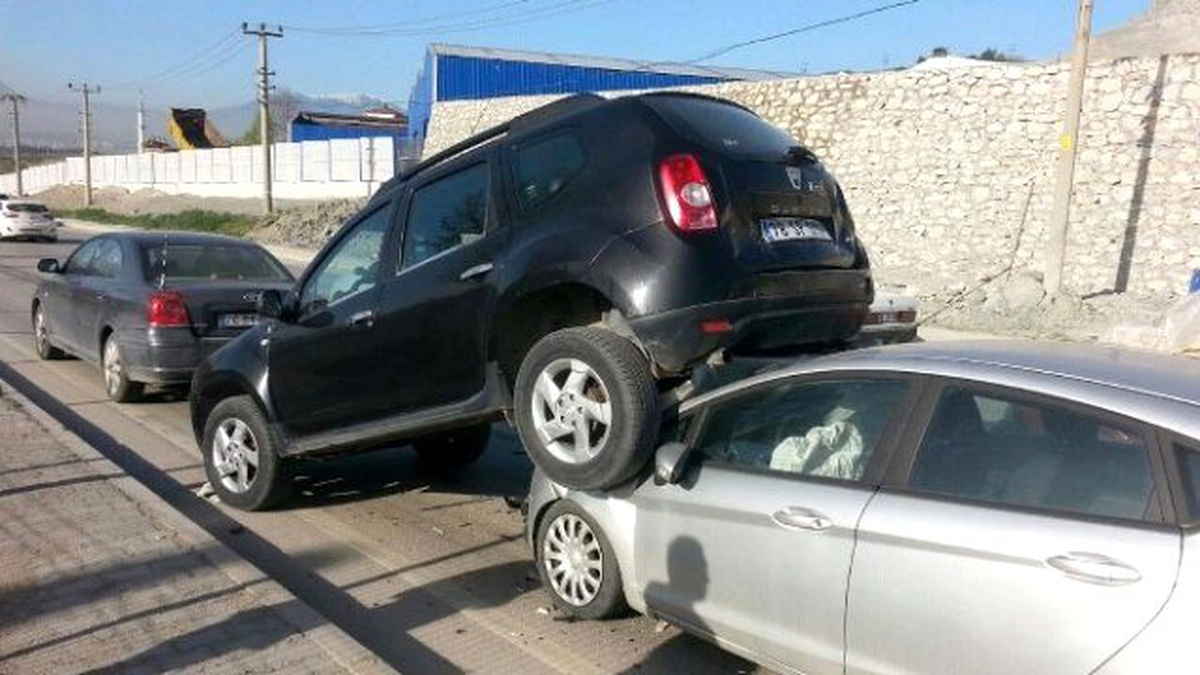Cip, Çarpıştığı Otomobilin Üzerine Çıktı