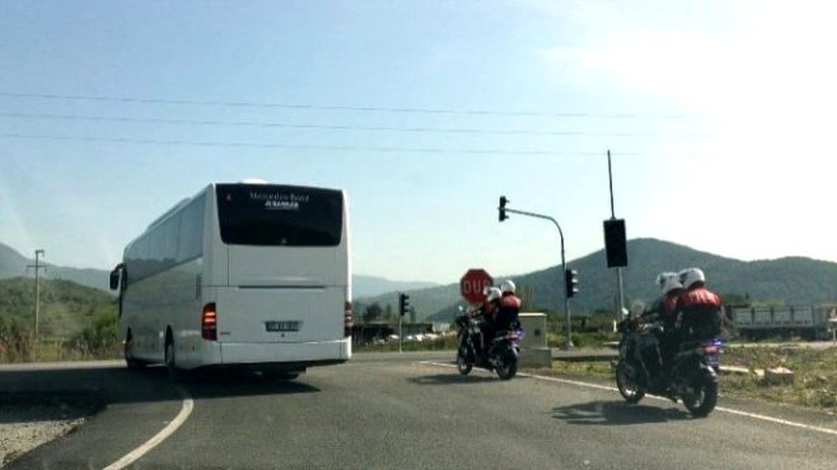 Dikili\'ye Gelen Mülteciler Otobüslerle Kamplara Gidiyor