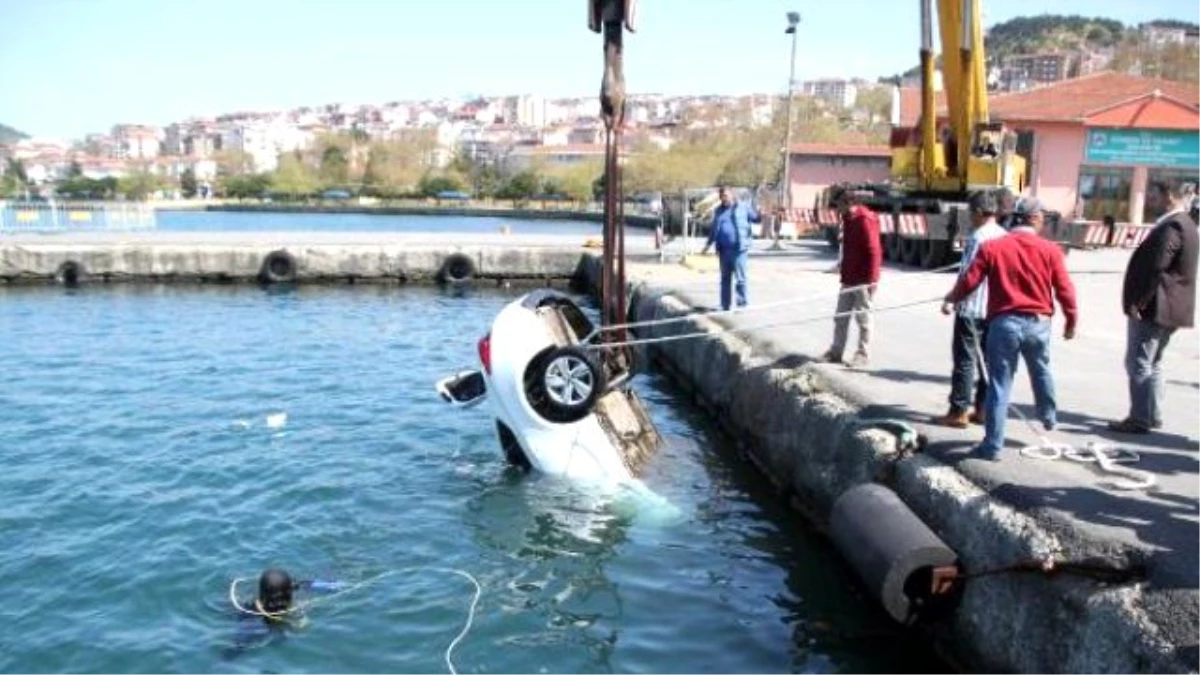 El Freni Çekilmeyen Otomobil Denize Düştü
