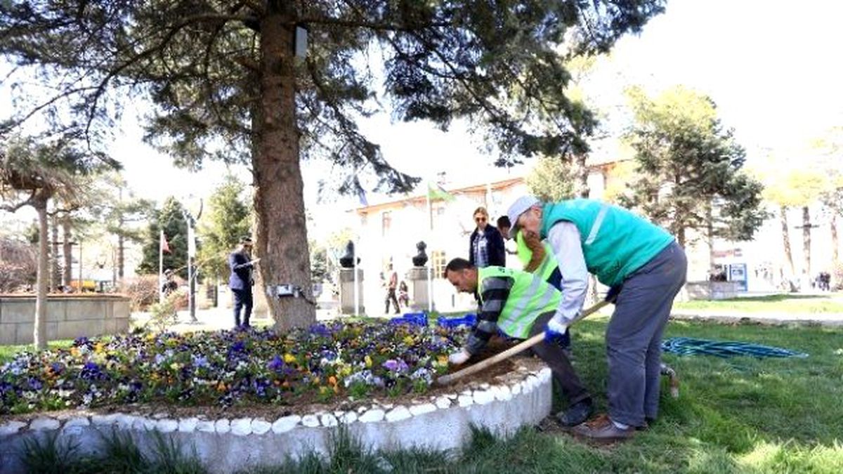 Erzincan\'da 250 Bin Adet Çiçek Toprakla Buluşacak