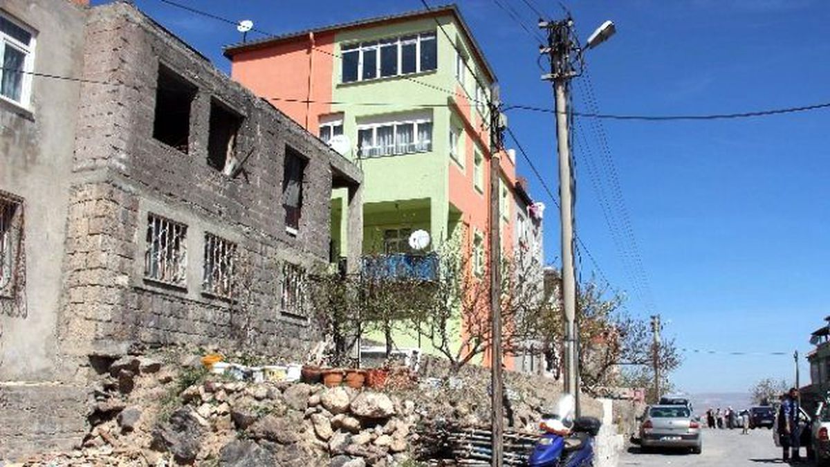Eşini Baltayla Öldürdü