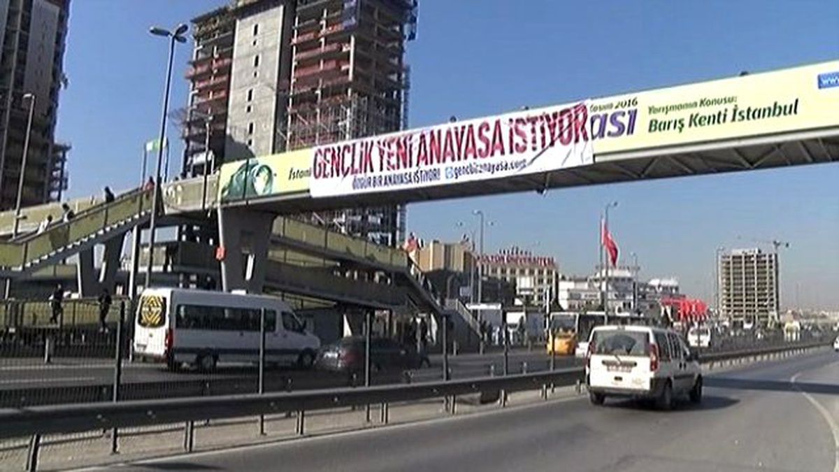 \'Gençlik Yeni Anayasa İstiyor\' Afişlerinin Sırrı Çözüldü