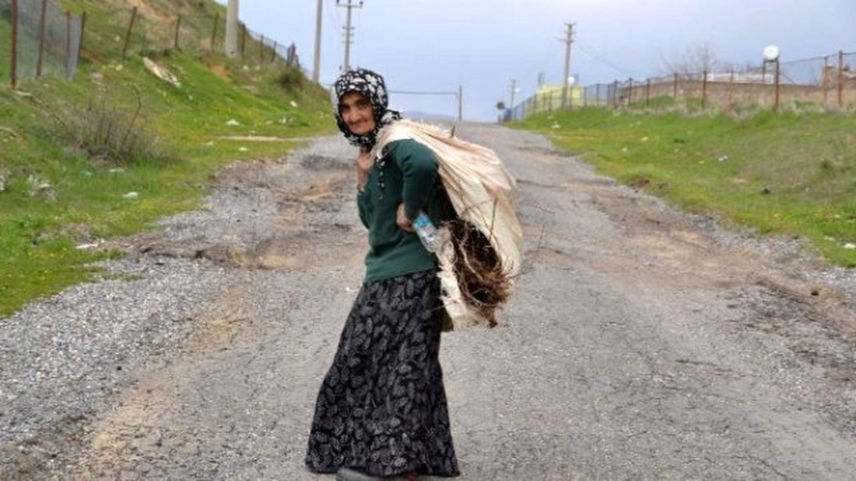 Günde 5 Kilometre Yürüyerek, Evinin İhtiyaçlarını Karşılıyor