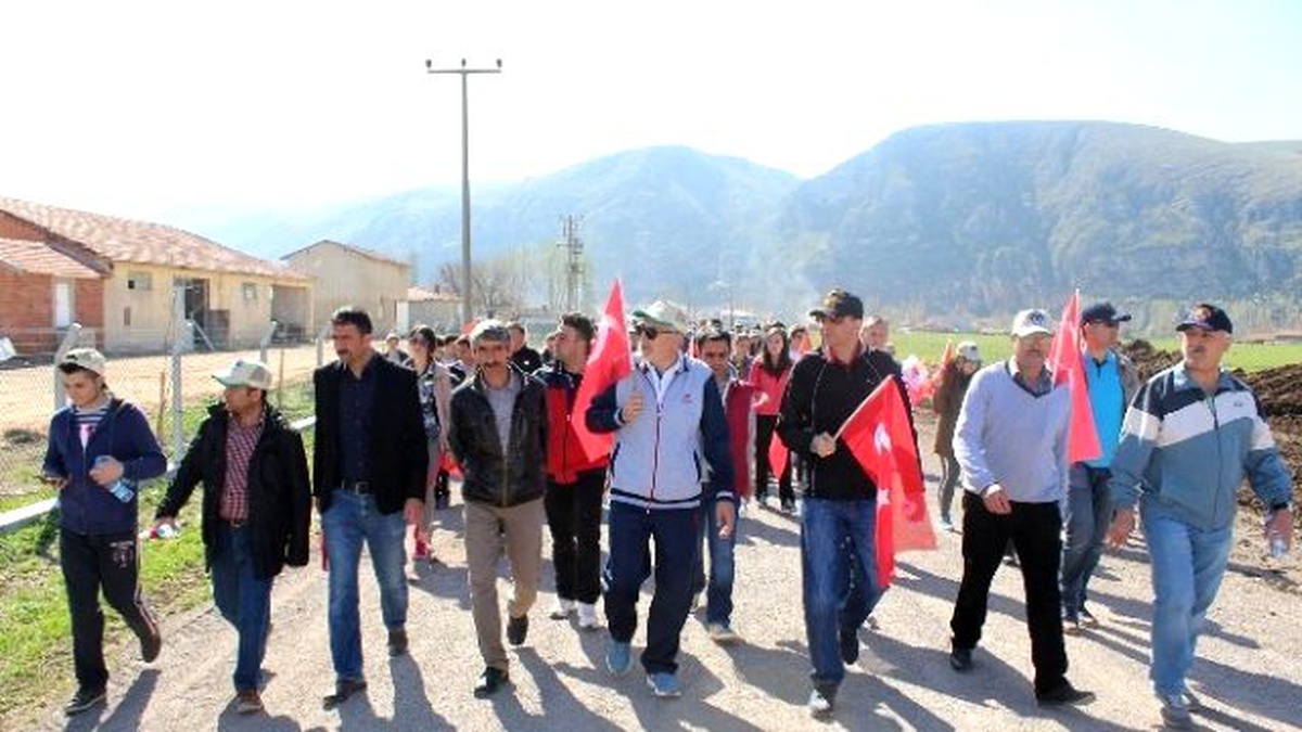 İnönü\'de Yüzlerce Vatandaş Şehitliğine Yürüdü