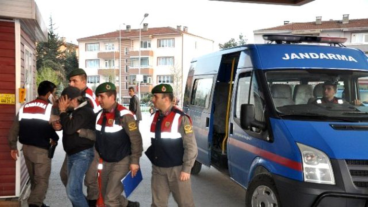 Zehir Taciri, İnsan Yiyen Köpekleriyle Birlikte Yakalandı