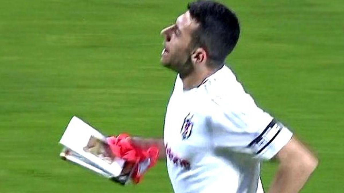 İsmail Köybaşı\'na Maç Öncesi Isınma Hareketleri Esnasında Taraftardan Hediye
