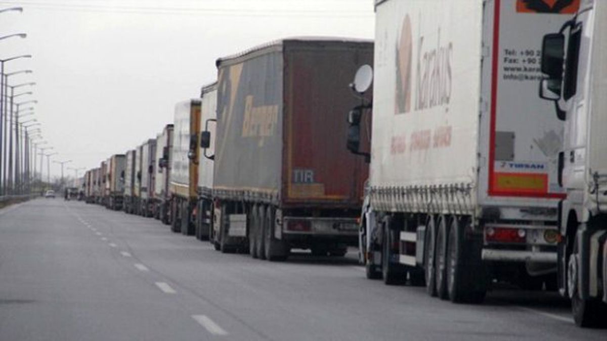 Kapıkule\'de 400 Tır Kuyrukta Bekliyor