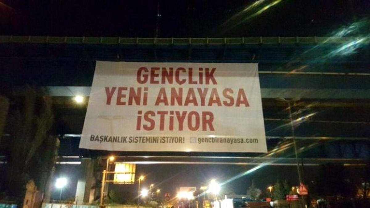 Köprüler ve Surlar Yeni Anayasa Pankartlarıyla Süslendi