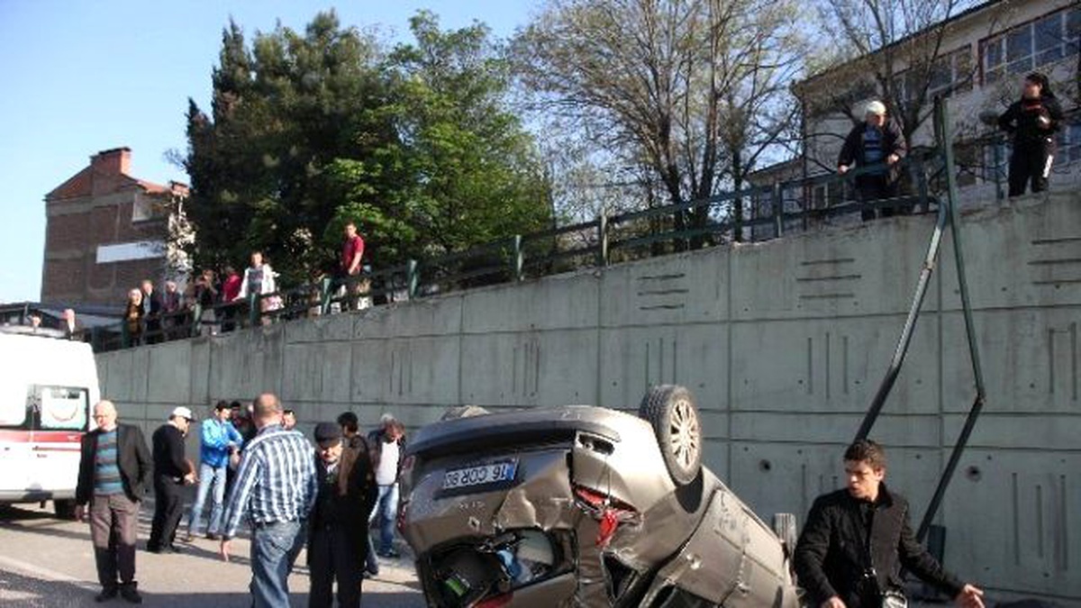 Korkuluklara Çarpan Otomobil Köprüden Uçtu: 2 Yaralı