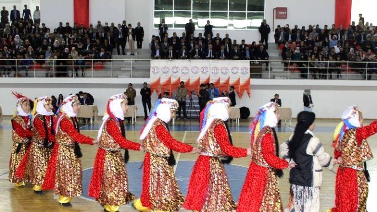 Muş\'ta 1. Geleneksel Halk Oyunları Festivali