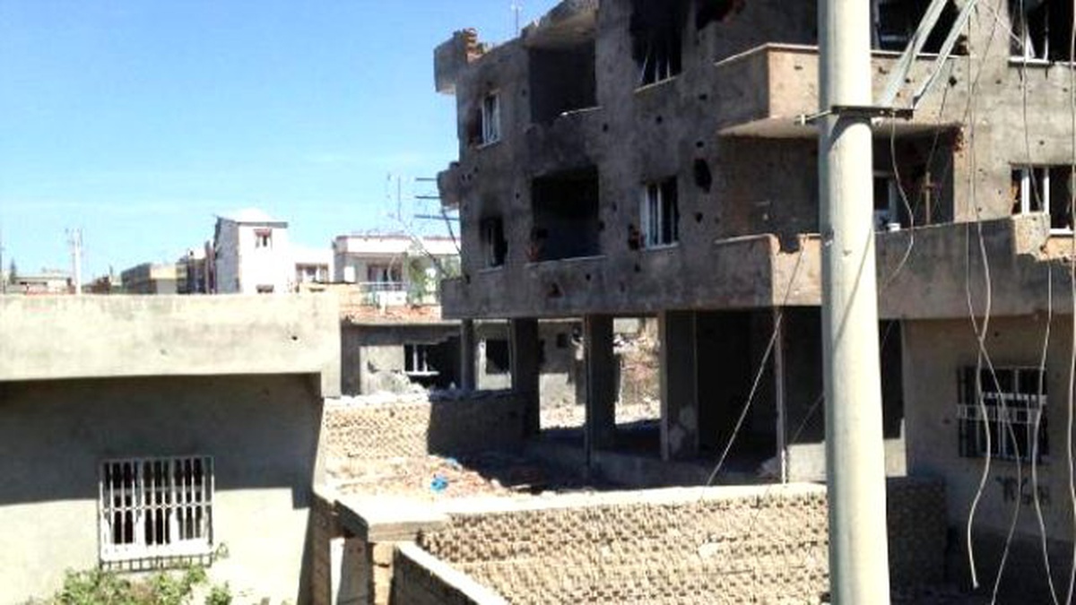 Nusaybin\'de Parke Taşları ile Sokaklara Kurulan Barikatlar Kaldırılıyor