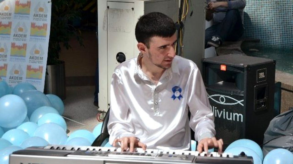 Otizmli Gencin Müzik Becerisi Dinleyenleri Hayran Bıraktı