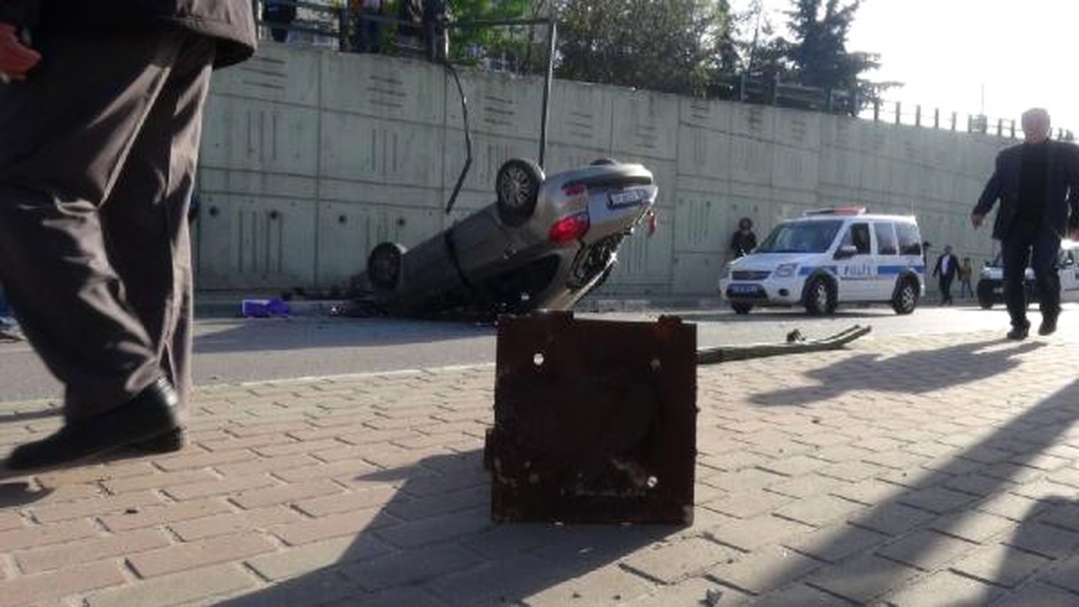 Otomobille Köprüden Uçtu, Altından Geçen Yaya Son Anda Kurtuldu