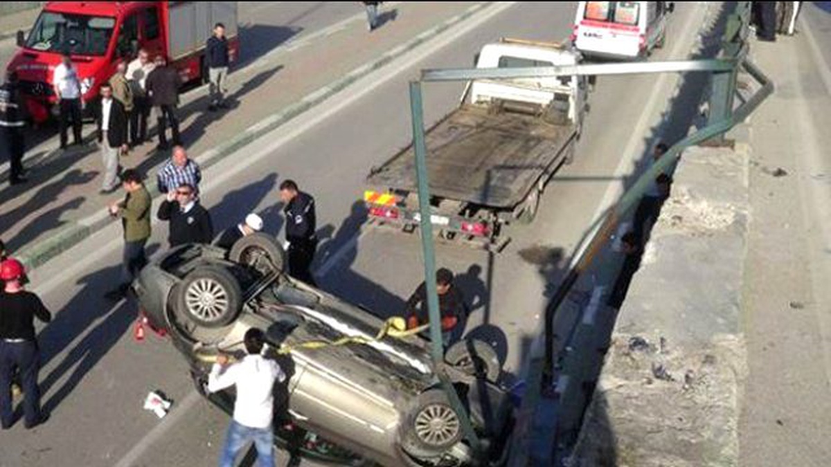 Otomobille Köprüden Uçtu, Altından Geçen Yaya Son Anda Kurtuldu