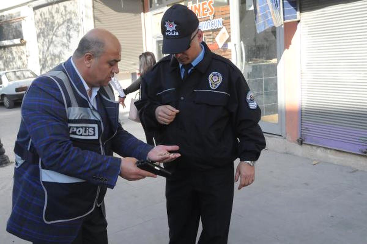 Para Almak İstediği İşyerinde Silahı Tutukluk Yapınca Dövülerek Polise Teslim Edildi