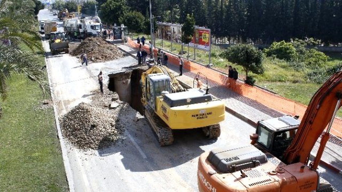 Patlayan Kanalizasyon Şebekesi Yol Kapattırdı