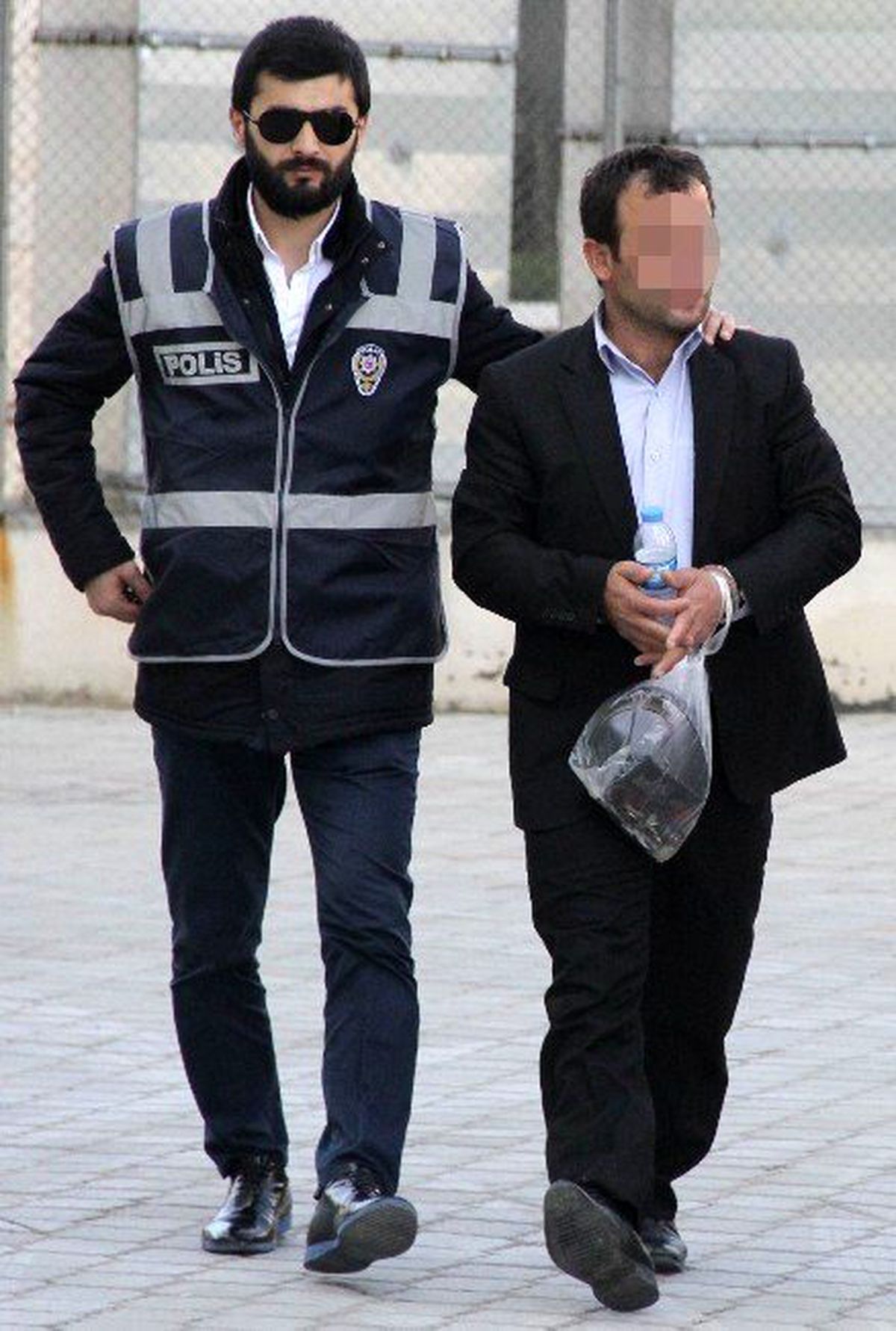 Polisin Tuvalette Unuttuğu Silahı Alana Adli Kontrol