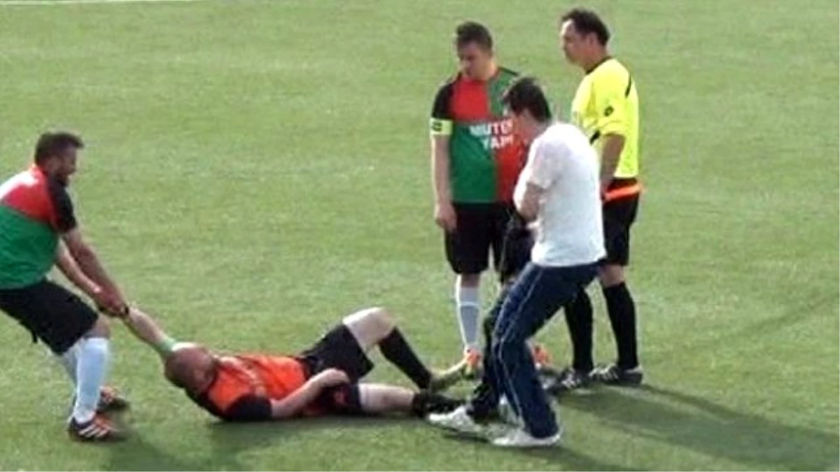 Rakip Takımın Oyuncuları Yerde Yatan Futbolcuyu Sürükleyerek Saha Dışına Çıkardı