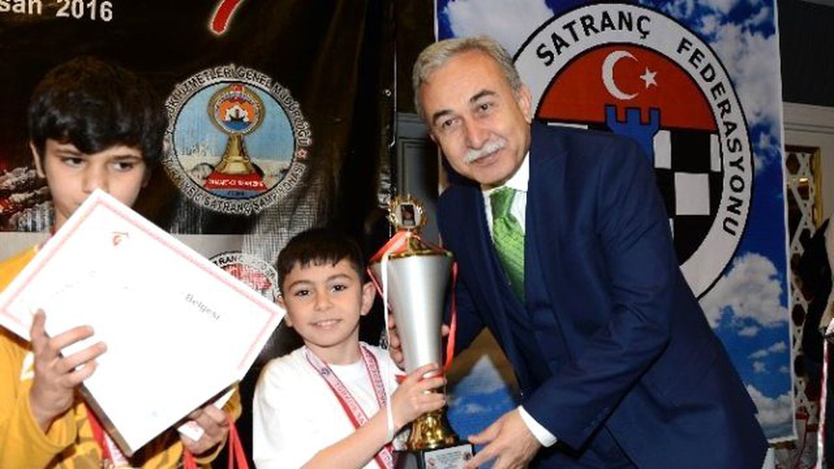 Satranç Şampiyonları Kupalarını Aldı