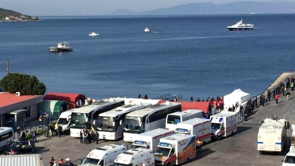 Sığınmacıları Taşıyan İlk Gemi Midilli\'den Dikili\'ye Geldi