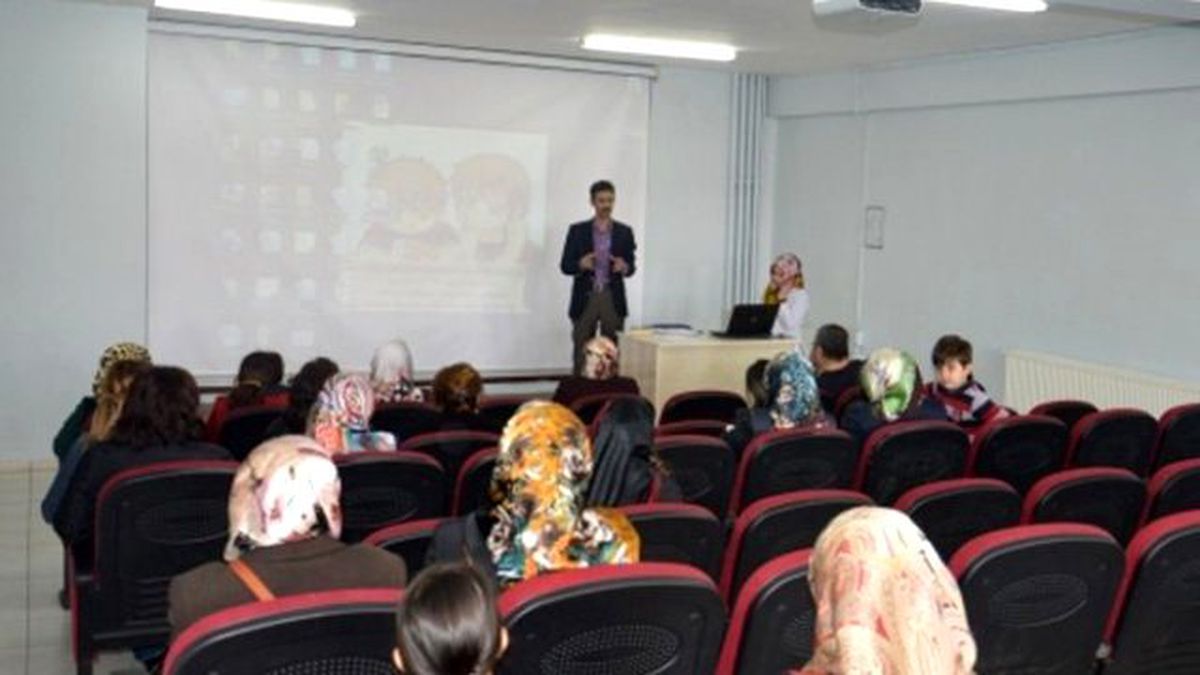 Sultan Alparslan "Anne Baba Okulu"Na Katılan Velilere Sertifikaları Verildi