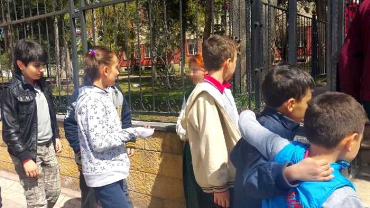 Suriyeli Neval Yaşıtlarının Okulu Önünde Yardım Topluyor