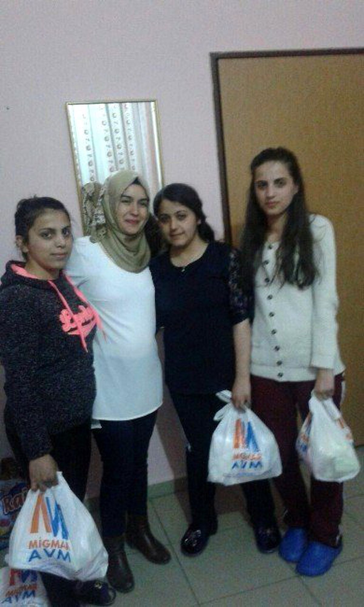Ticaret Meslek Lisesi\'nden Yüksekovalı Öğrencilere Yardım Eli
