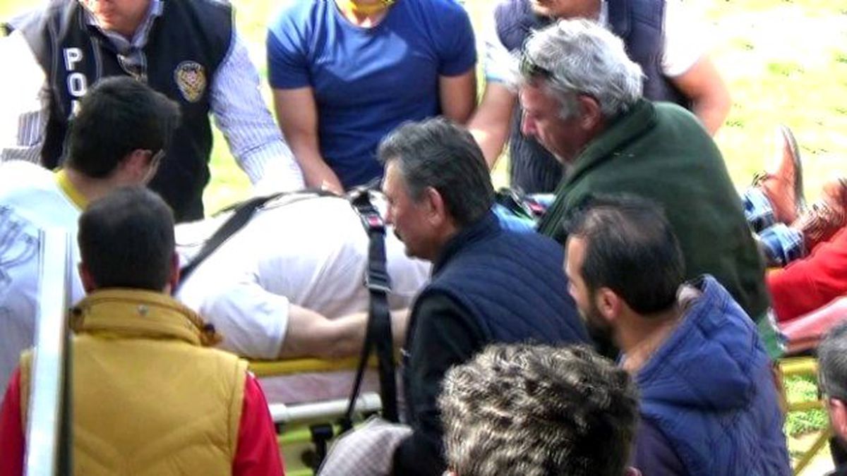 Tribünde Rahatsızlanan Vatandaşa İlk Müdahale Eski Vekilden