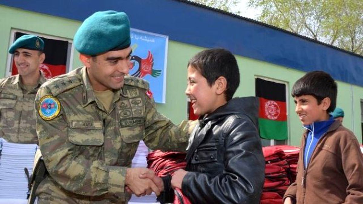 TSK\'dan Afgan Miniklere Eğitim Yardımı
