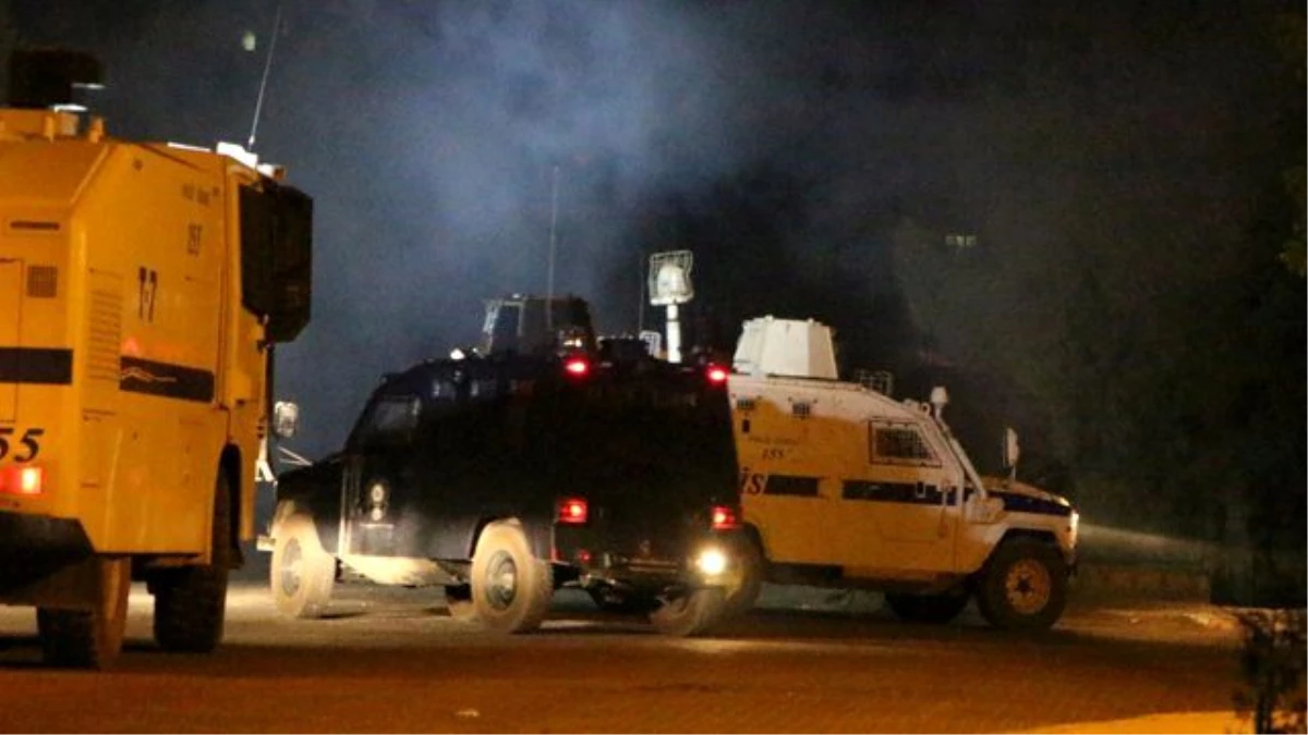 Van\'da Zırhlı Polis Araçlarına 3 Farklı Noktada Saldırı