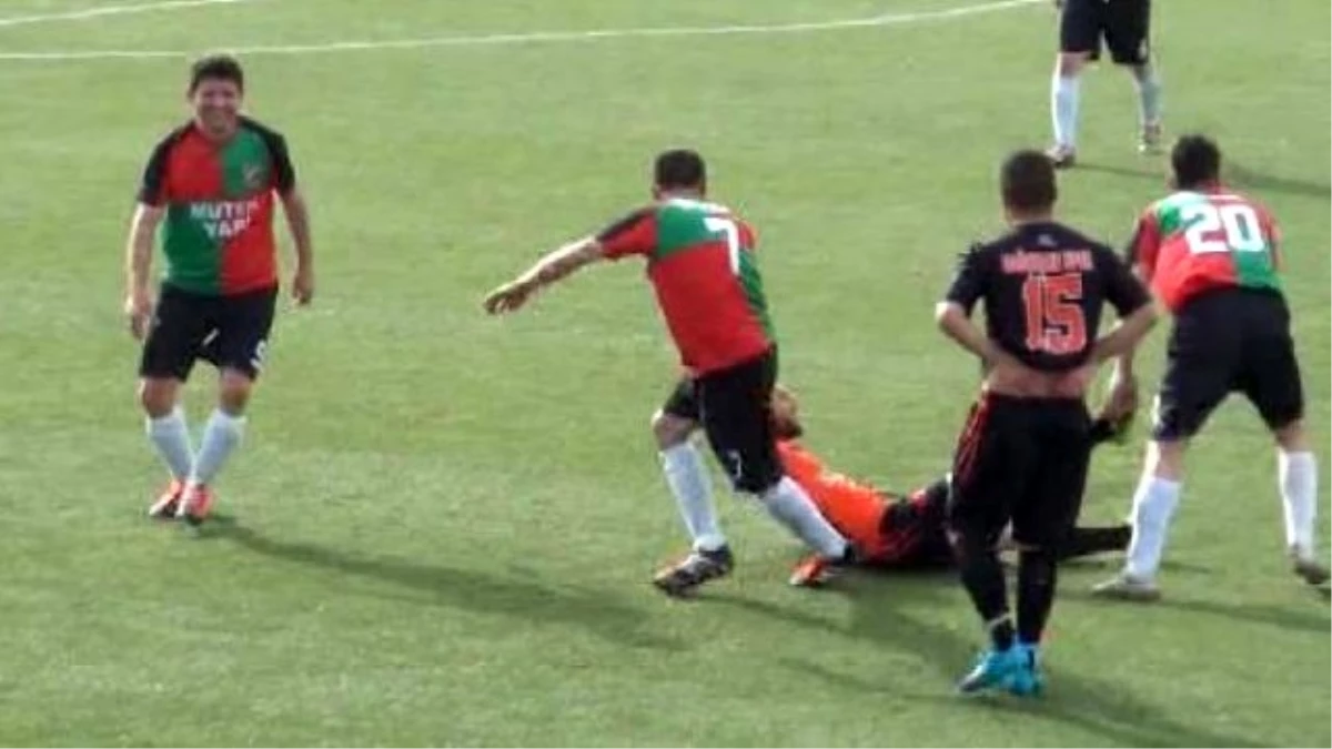 Yerde Yatan Futbolcuyu Rakip Takımın Oyuncuları Sürükleyerek Saha Dışına Çıkardı