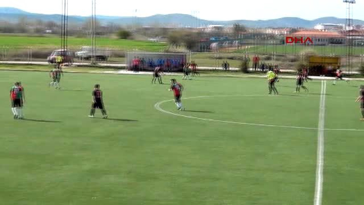 Yerde Yatan Futbolcuyu Rakip Takımın Oyuncuları Sürükleyerek Saha Dışına Çıkardı