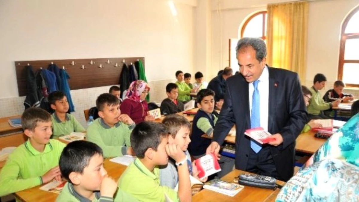 Akşehir Belediyesi\'nden Öğrencilere Hadis Kitabı