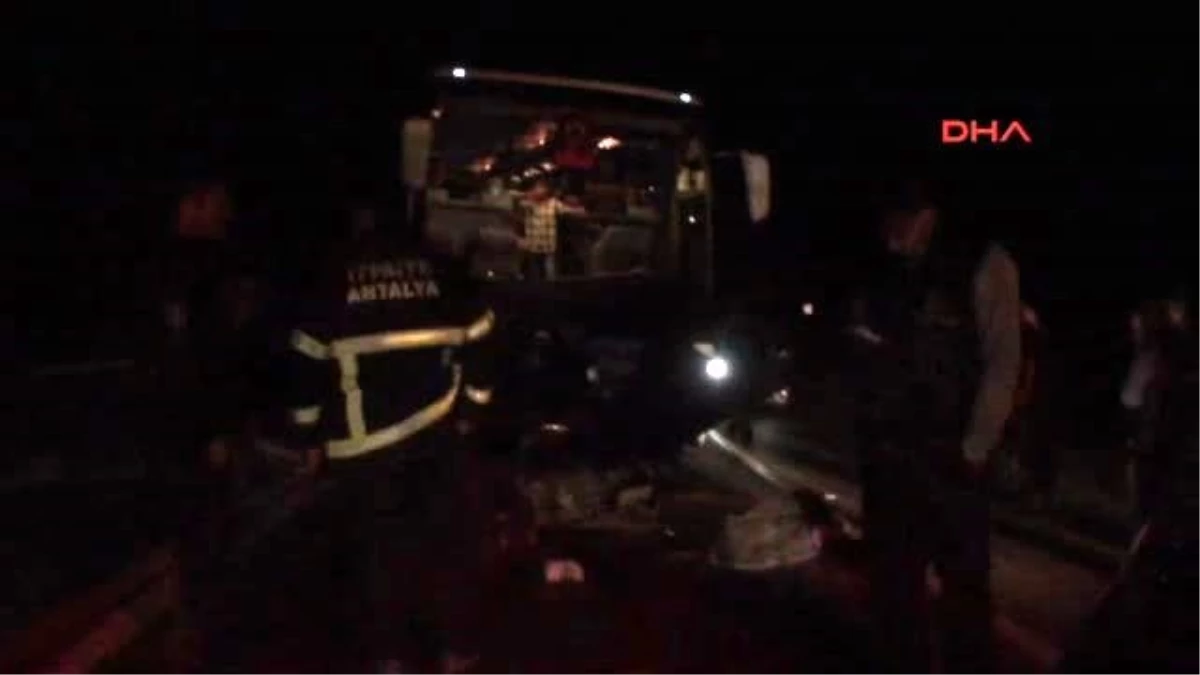 Akseki\'de Yolcu Otobüsüyle Otomobil Çarpıştı: 2 Yaralı