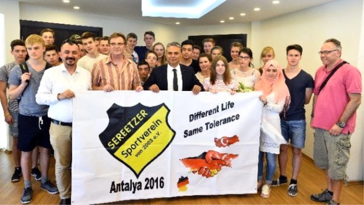 Alman Gençler, Başkan Uysal\'ı Ziyaret Etti