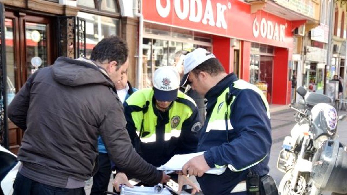 Ayvalık\'ta Trafik Ekipleri Kasksız ve Tecilsiz Motosikletlere Göz Açtırmayacak