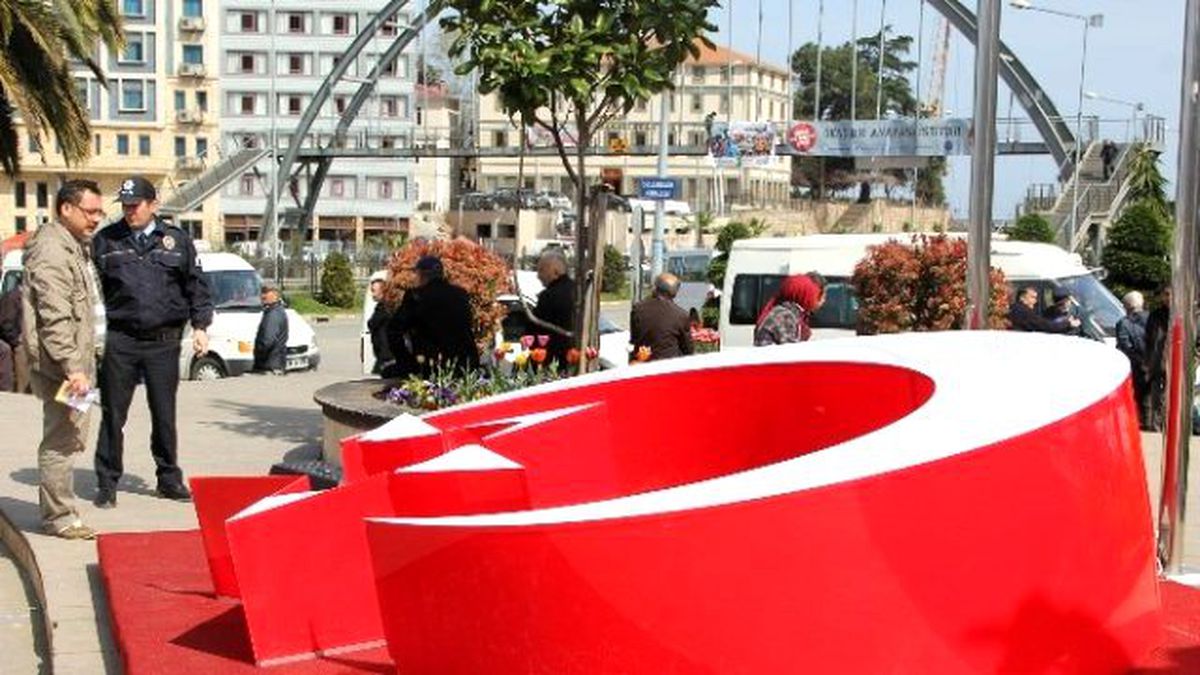 Giresun\'da Ay Yıldız Büstüne Çirkin Saldırı