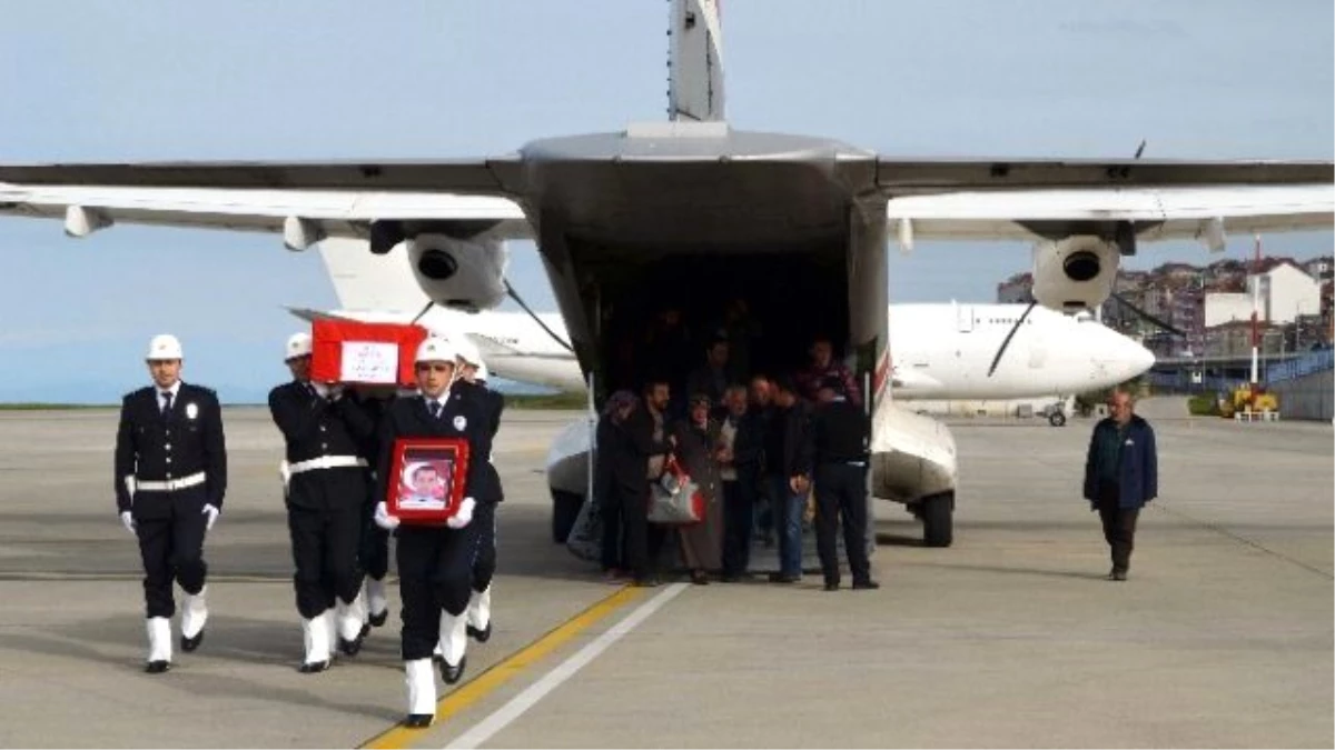 Gümüşhaneli Şehit Komiser Yardımcısının Cenazesi Askeri Uçakla Trabzon\'a Getirildi