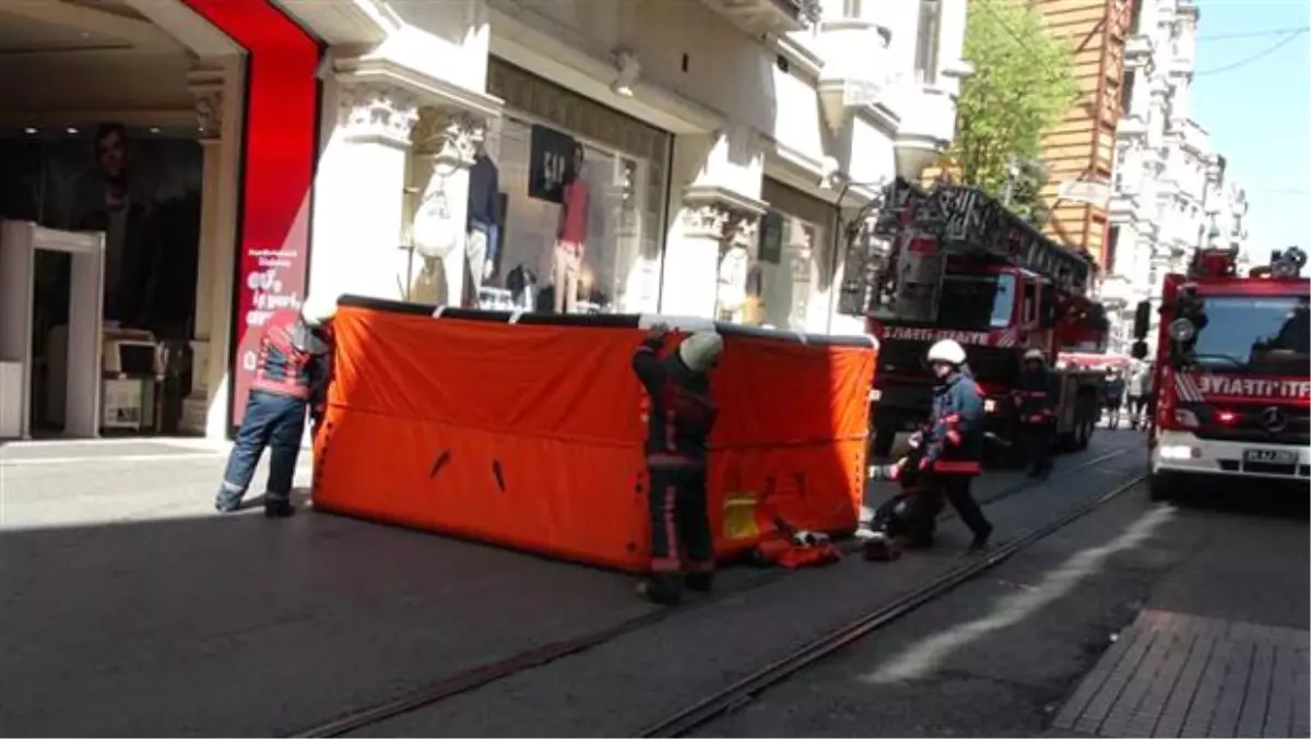 İstiklal Caddesi\'nde Hareketli Dakikalar