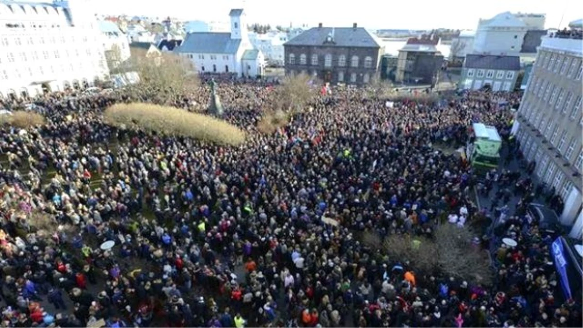 İzlanda\'da Binlerce Kişi Sokaklarda