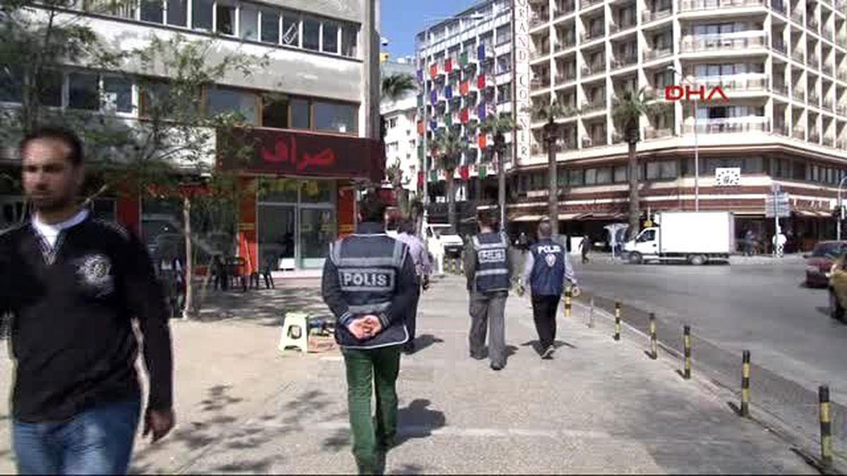 İzmir\'de Havalar Isındı, "Ölüm Yelekleri" Vitrine Çıktı