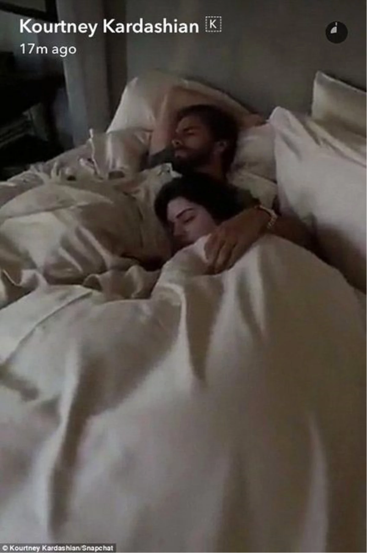 Kardashian Şakası! Sevgilisini ve Kardeşini Yatakta Bastı