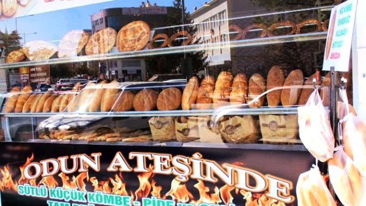 Kimse Ekmeksiz Kalmasın Diye \'Ekmek Askılığı\' Oluşturdu