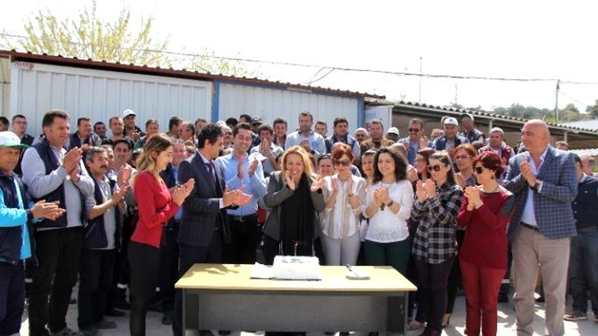 Personelinden Başkan Uyar\'a Sürpriz Kutlama