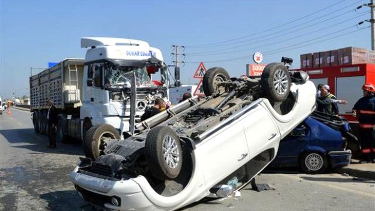 Sakarya\'da Zincirleme Trafik Kazası: 1 Ölü 5 Yaralı