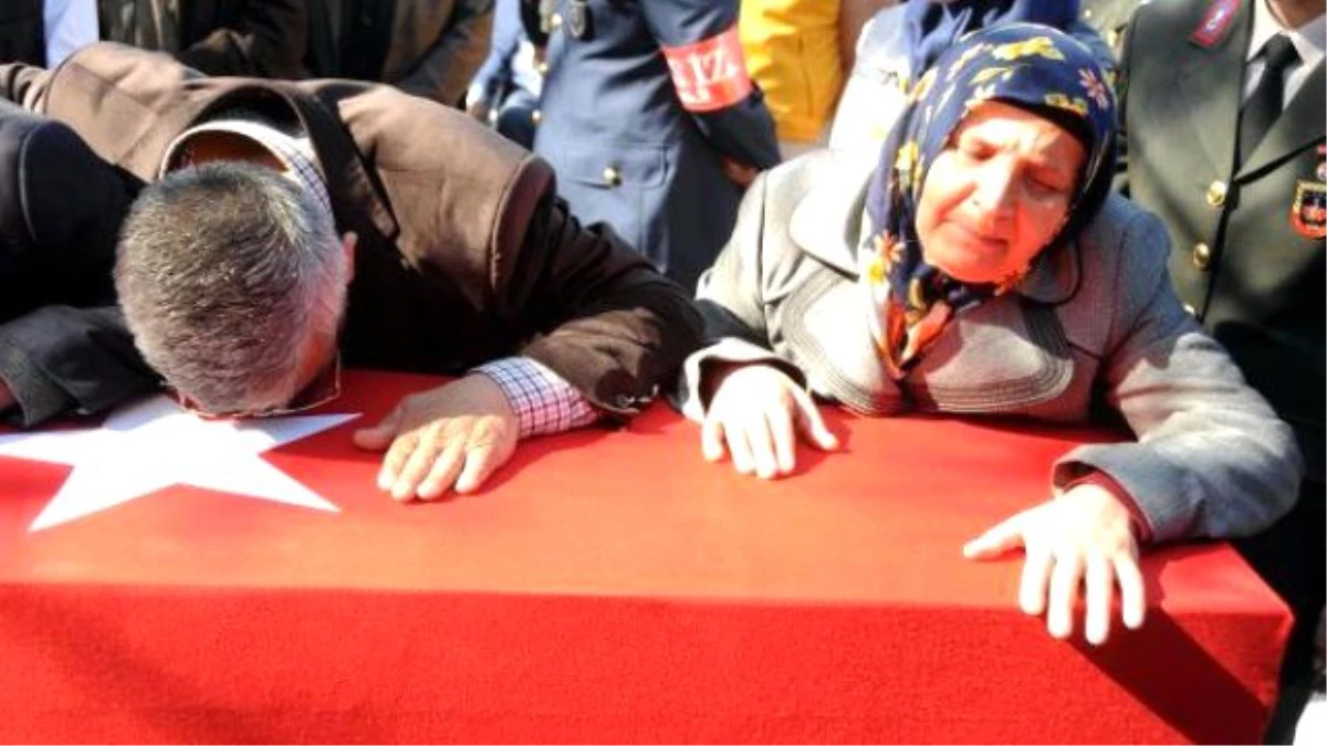 Şehit Binbaşı Turgay Çelik\'i Kayseri\'de 5 Bin Kişi Toprağa Verdi
