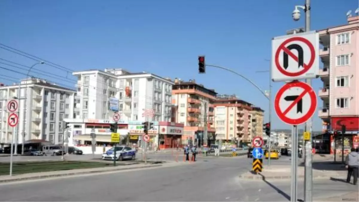 Sola Dönüşün Yasaklandığı Kavşakta Zabıta Nöbet Tutuyor