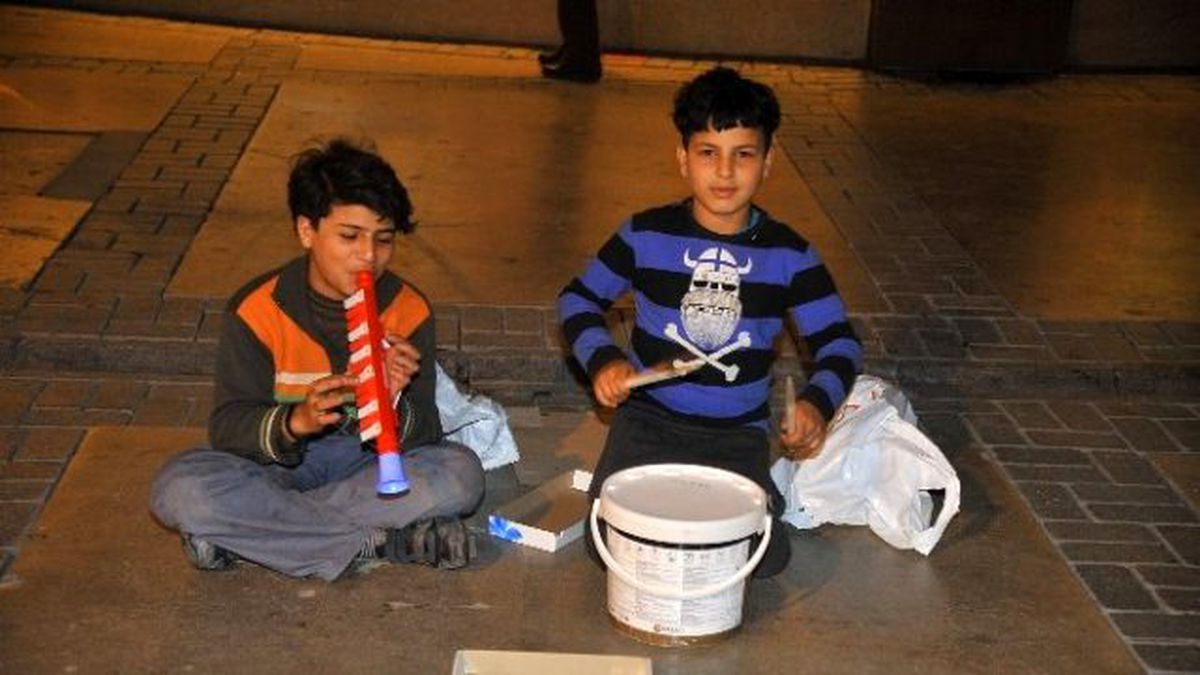 Suriyeli Yusuf Boya Kovasından Enstrüman Yaptı